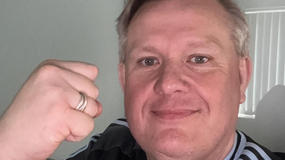 La historia más emotiva de la final: vendió el anillo de diamantes de su padre fallecido para ver al Aston Villa en Europa League