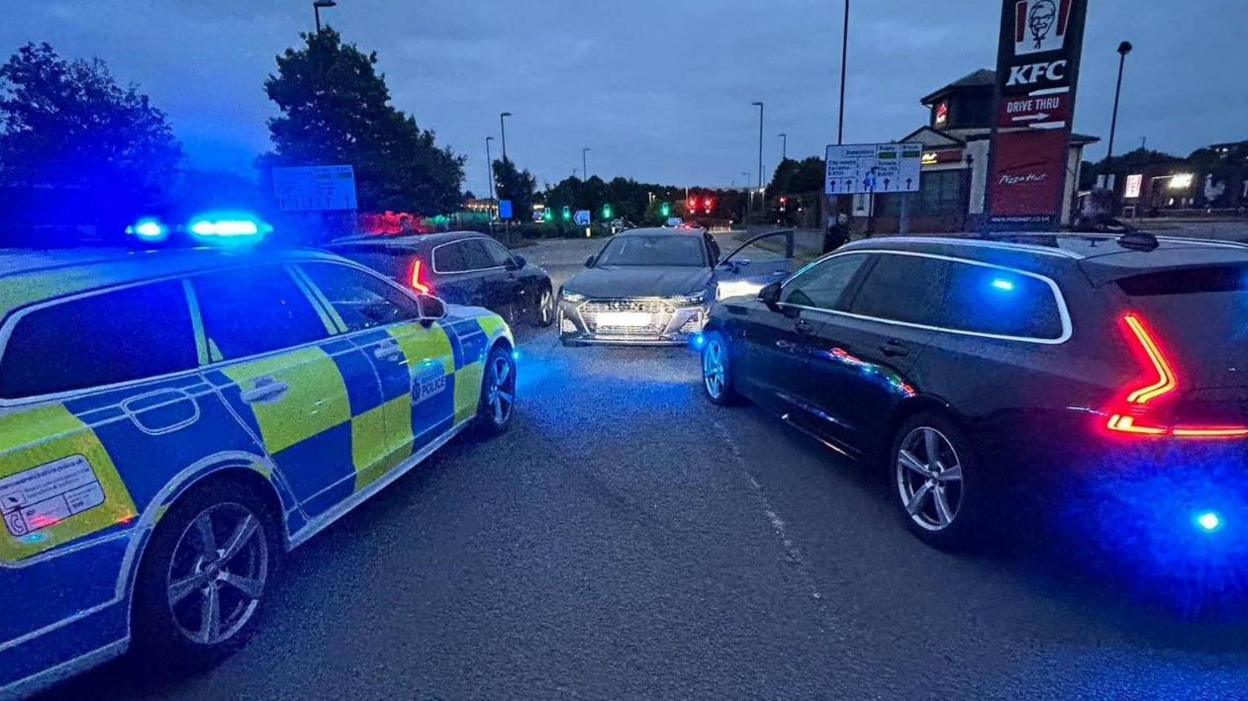 Audi RS 6 and police vehicles