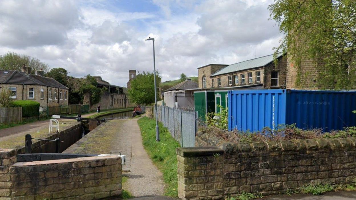 Platt Lane towpath in Slaithwaite