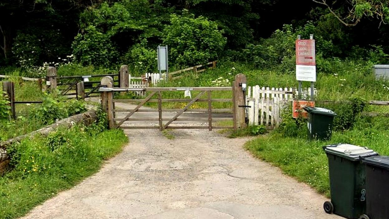 Level crossing at Yatt's Road, Newbridge, near Pickering