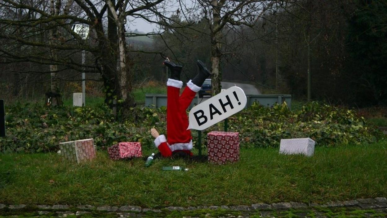 Santa on Playhatch roundabout