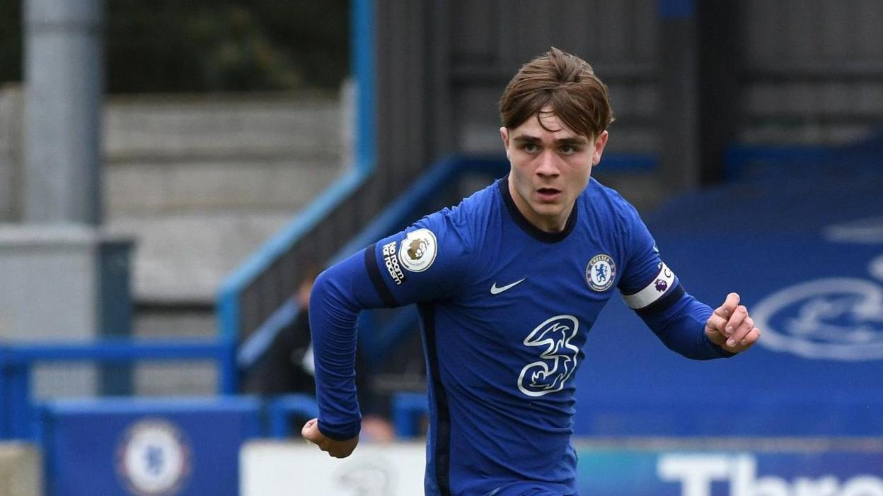 Lewis Bate in action for Chelsea's Under-18 side in 2021