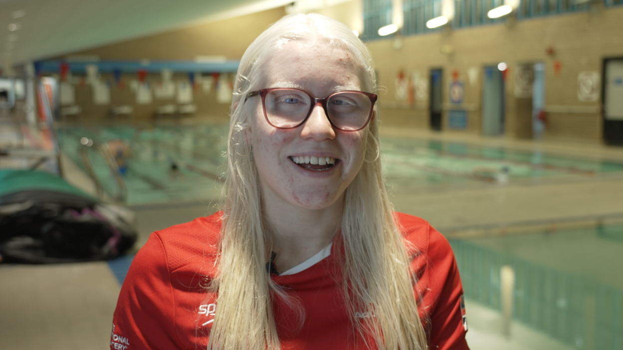 Ela Letton-Jones ym mhwll nofio Caernarfon