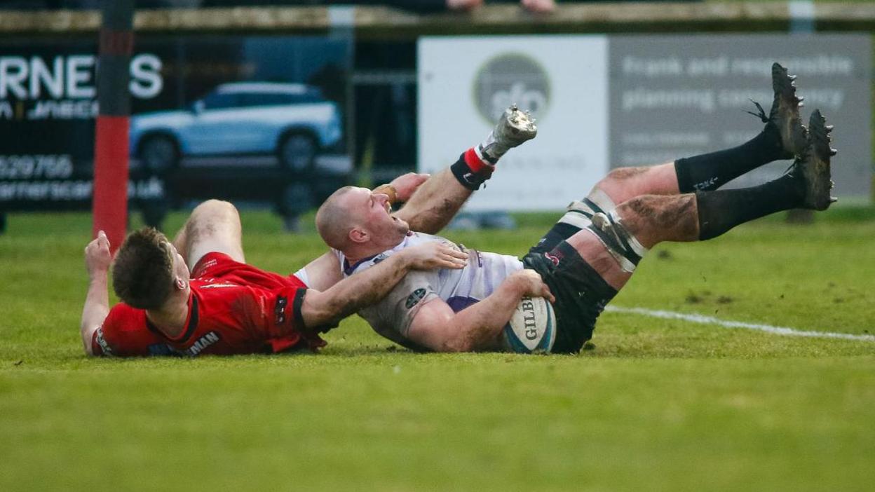 Alex Everett scores a try