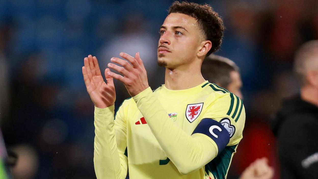 Ethan Ampadu applauds