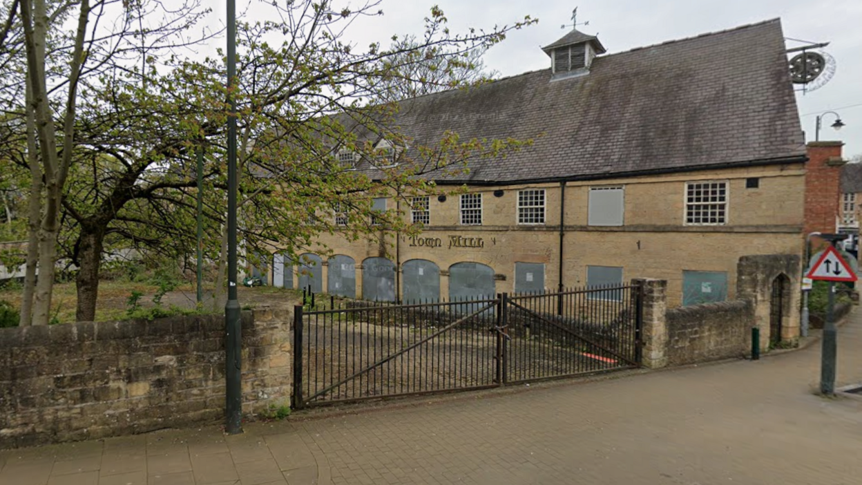 Exterior daytime view of the Town Mill pub in Mansfield