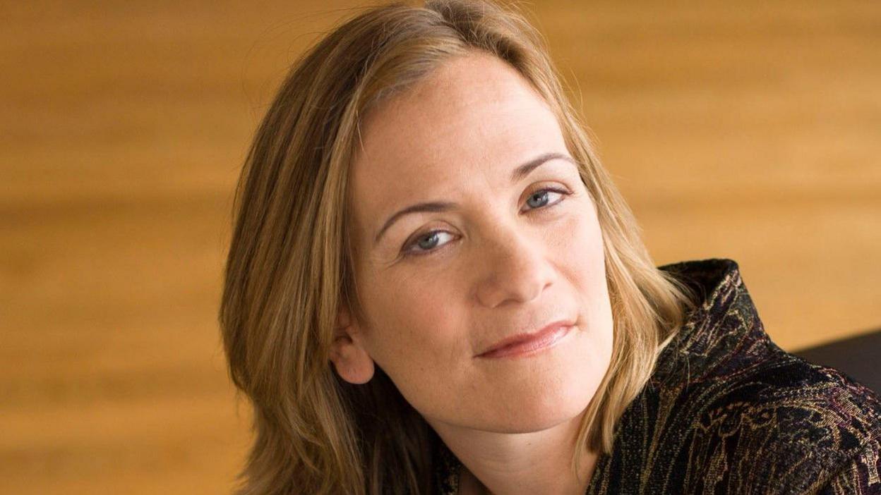 Publicity photo of Tracy Chevalier. She has shoulder length blonde hair.