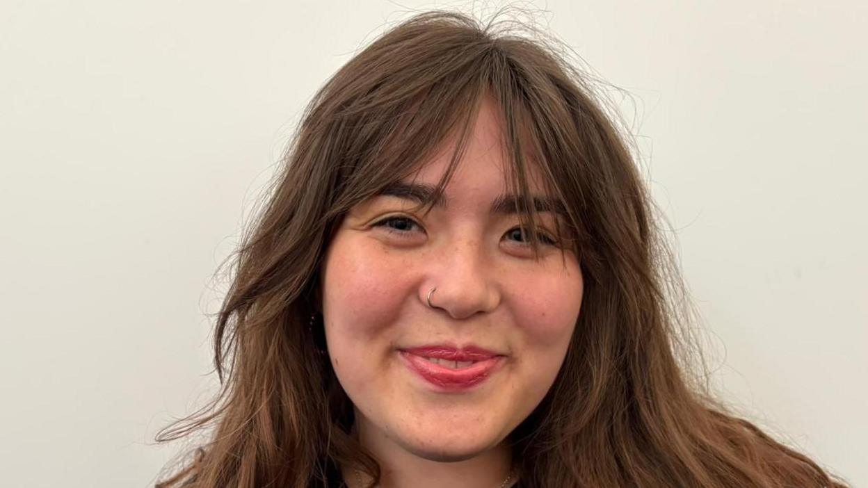 Heddiw urddo Elain Pennant a 40 mlynedd yn ôl ei mam Alwen Pennant