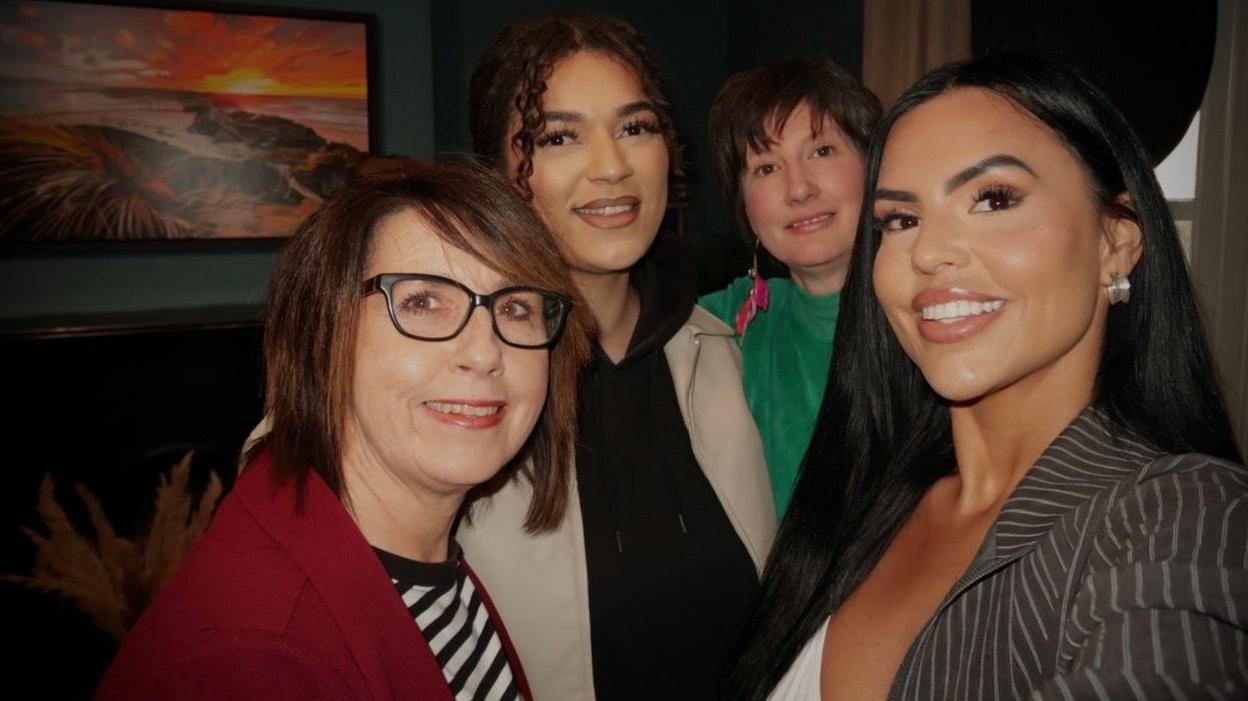 Criw fodcast Rhwydwaith Menywod Cymru