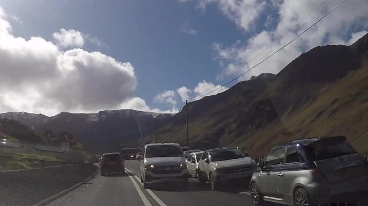 Ceir ar ochr yr A5 ger Llyn Ogwen