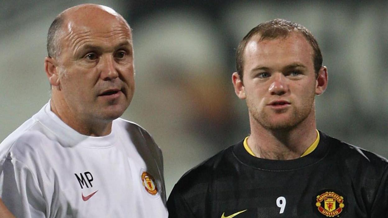 Mike Phelan and Wayne Rooney at Manchester United in 2009