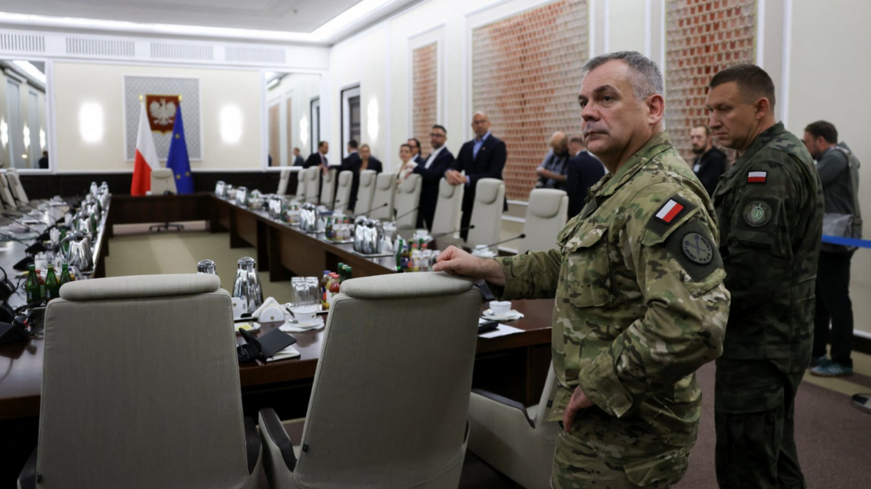 General Wiesław Kukuła, chief of the General Staff of the Polish armed forces arrives for an extraordinary government meeting at the chancellery of the prime minister in Warsaw. Photo: 10 September 2025
