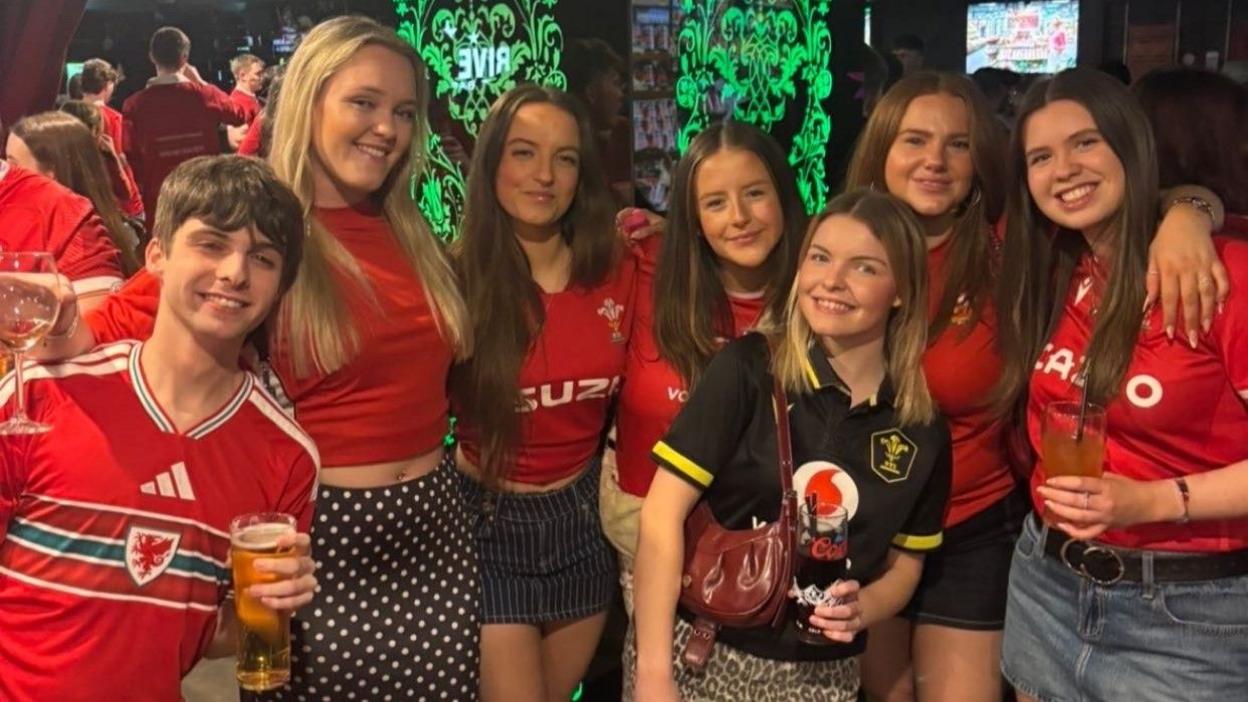 Glain (trydydd o'r dde yn y cefn)