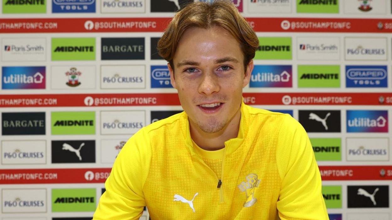 Caspar Jander signs his contract with Southampton
