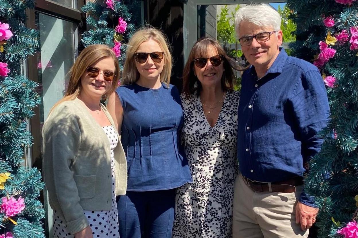 Marlyn a'i gŵr Iwan, a'i merched Hawys a Miriam