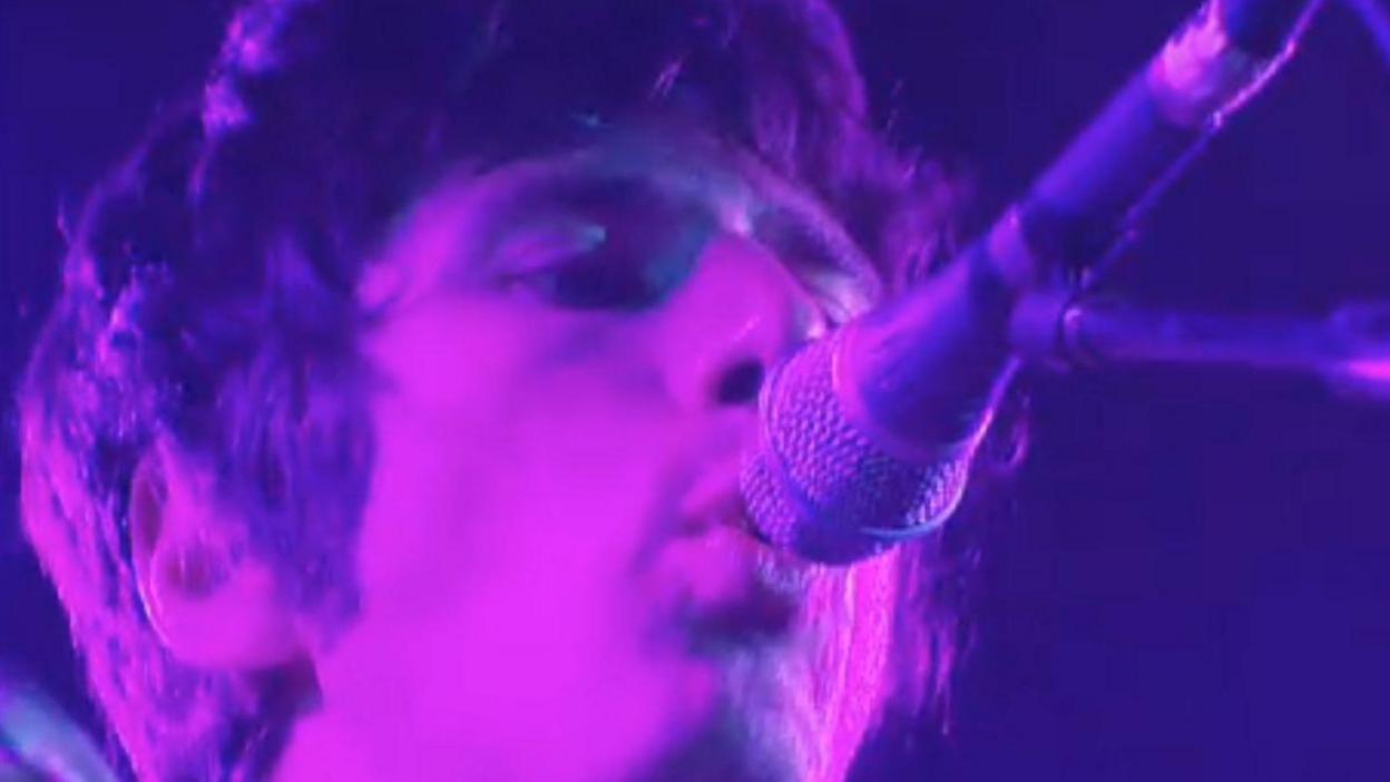 Gruff Rhys yn chwibanu