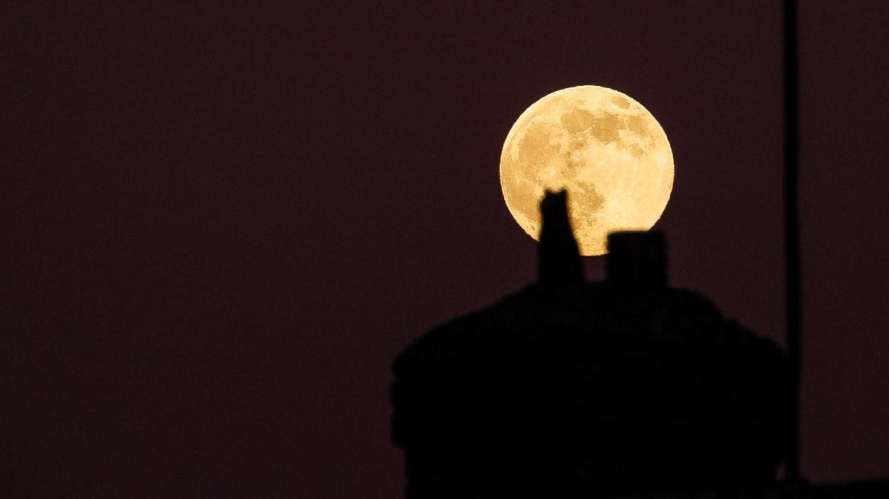 The moon in front of a chimney pot