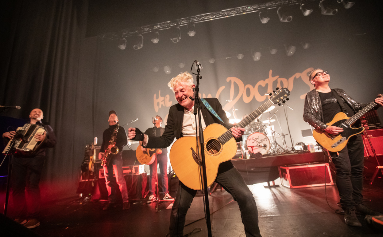 An còmhlan Èirinneach The Saw Doctors 