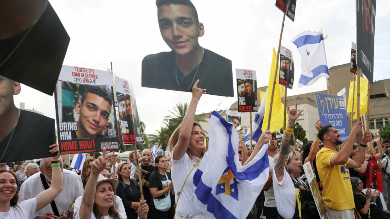 Supporters in Tel Aviv gather to watch and celebrate Edan Alexander's release