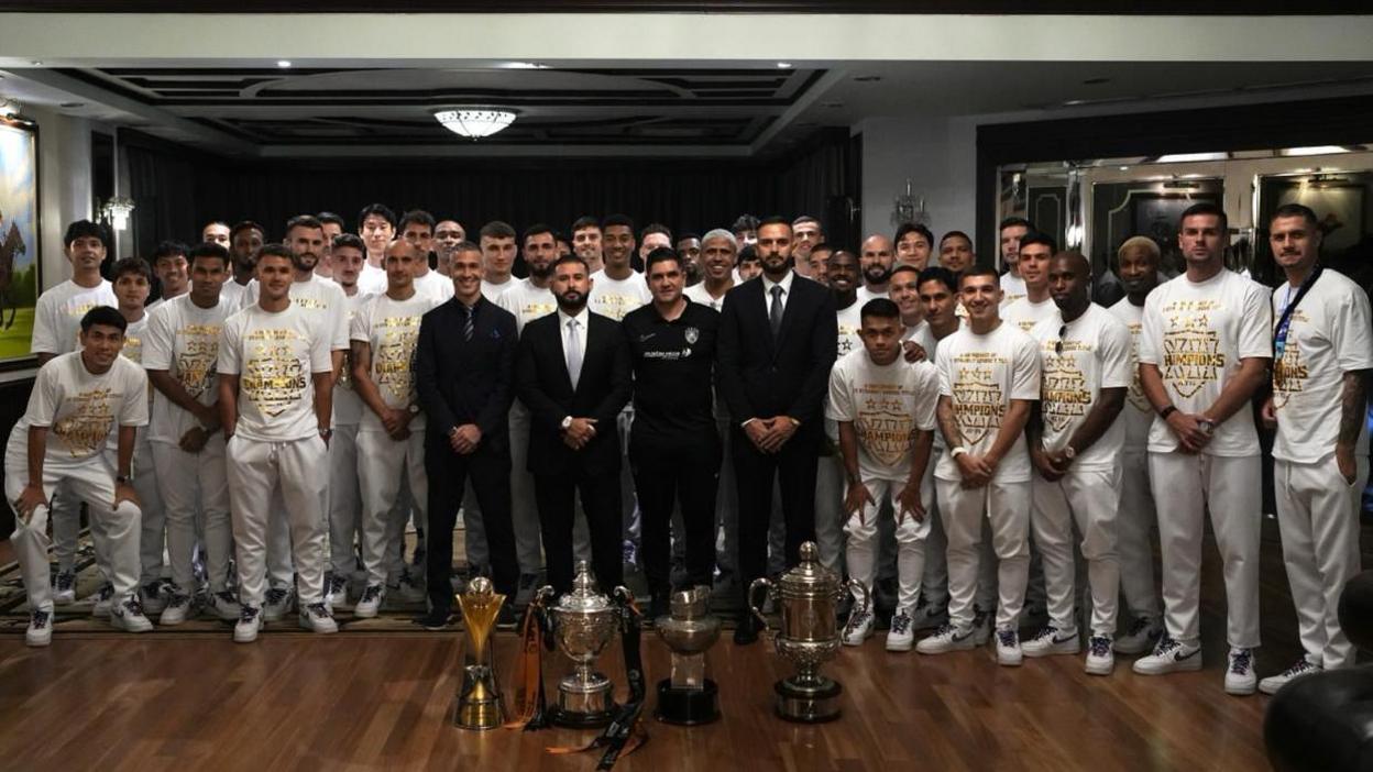 Luis Garcia, Crown Prince, His Royal Highness Ismail Tunku and head coach Xisco Munoz pose with the JDT squad and their recently won titles