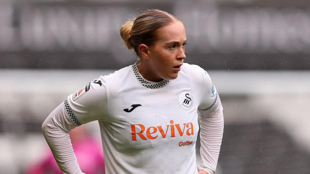 Maddy Murray in action for Swansea City Women earlier this season 