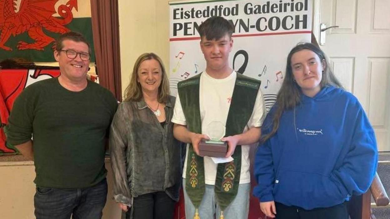 Robin a Non gyda'u rhieni