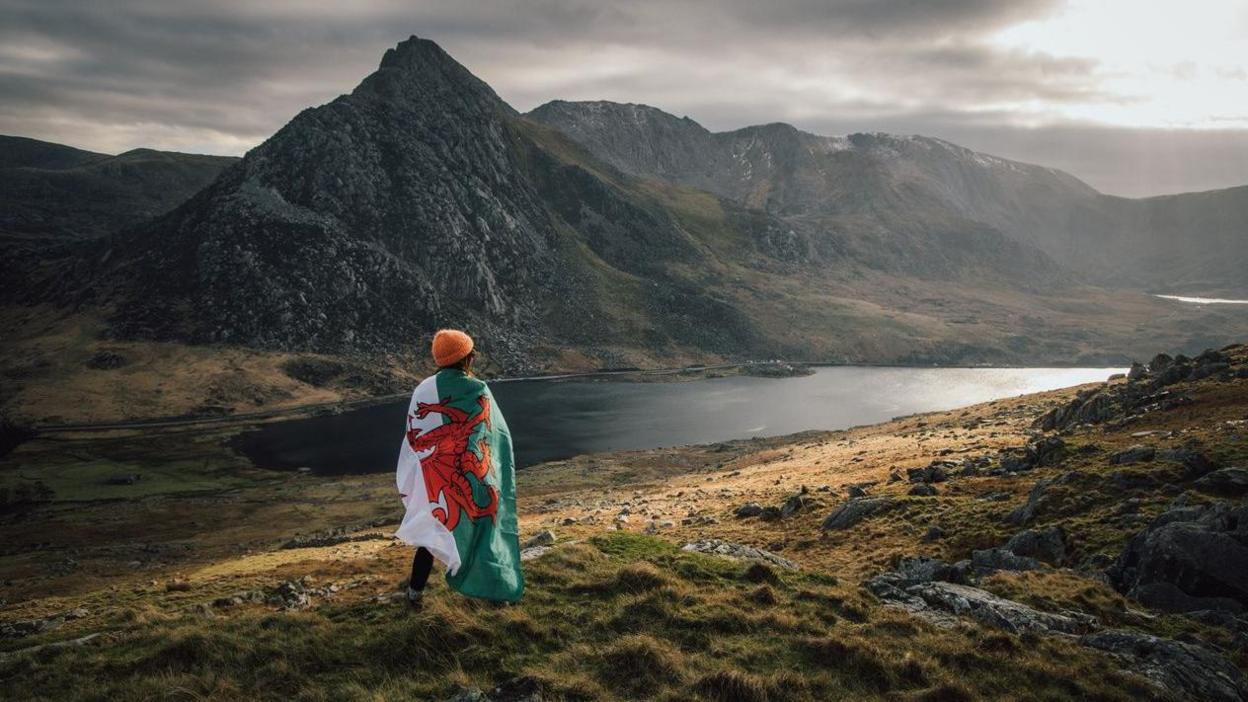 Person  yn edrych tuag at Moel Tryfan a Llyn Ogwen