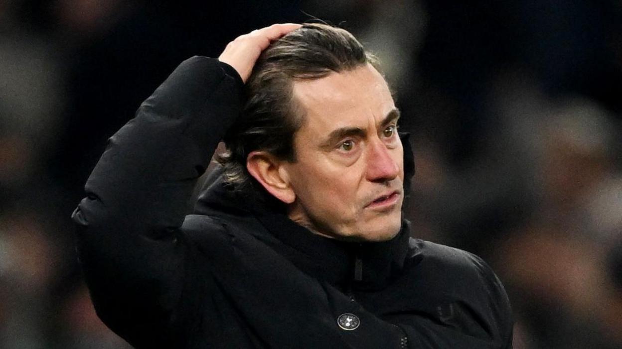 Spurs head coach Thomas Frank with his hand on his head