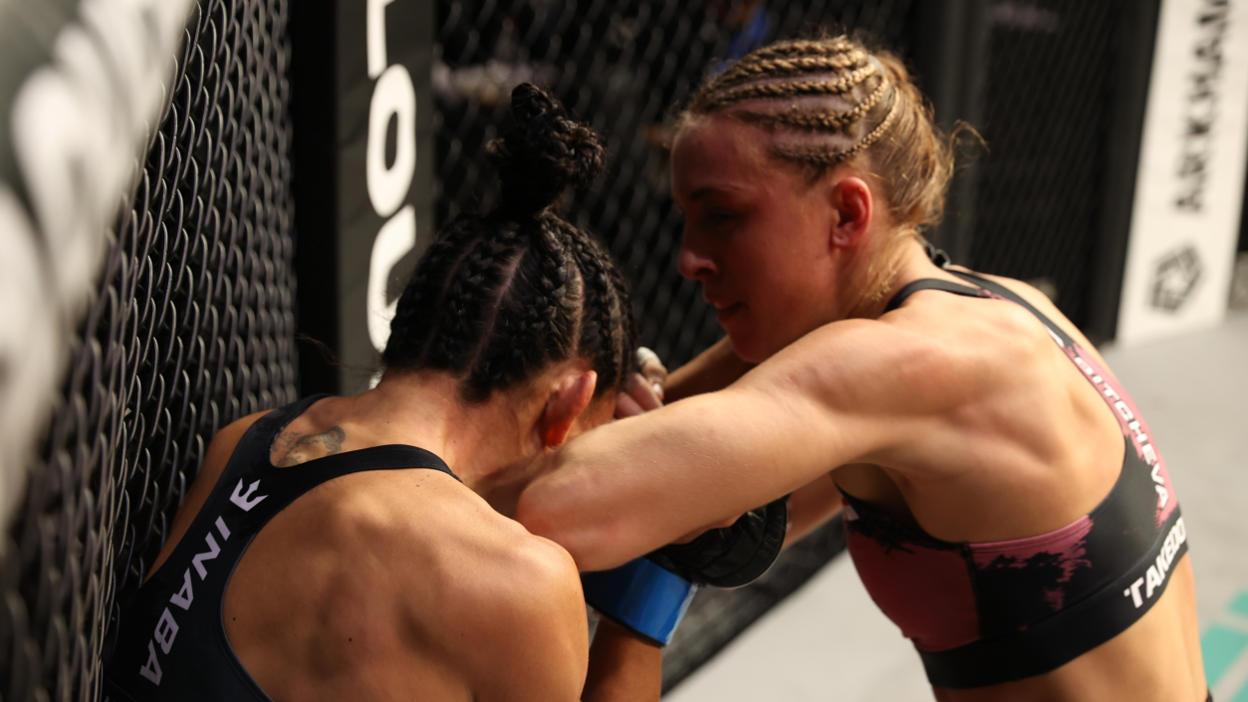 Dakota Ditcheva elbows Sumiko Inaba