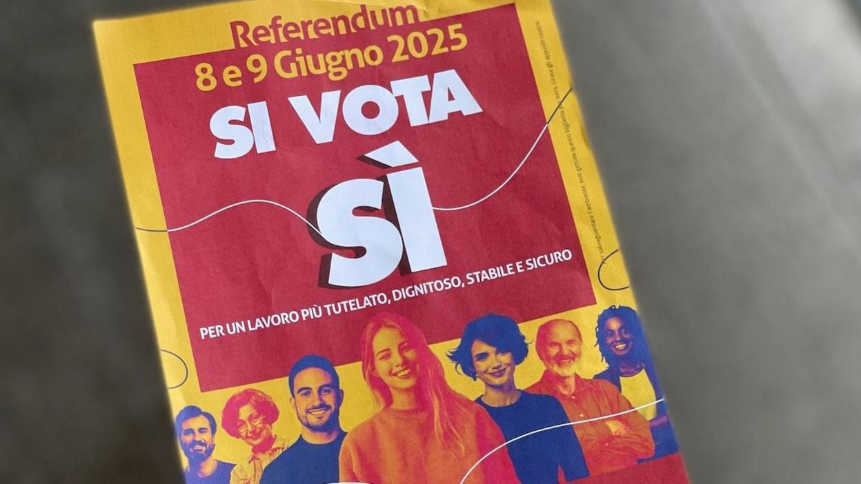 A vote "Yes" leaflet in Padua train station