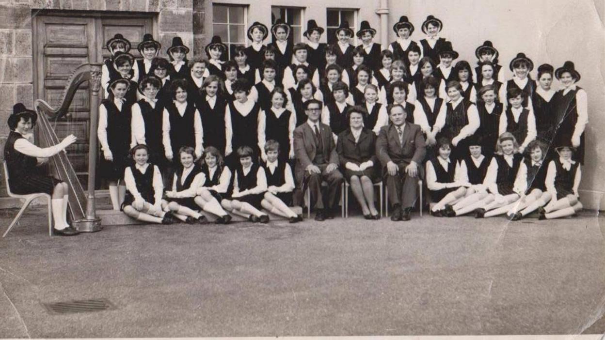'Roedd mynd ar daith dramor yn ddigwyddiad mawr yn Nhregaron yn 1965,' medd Wynne Melville Jones