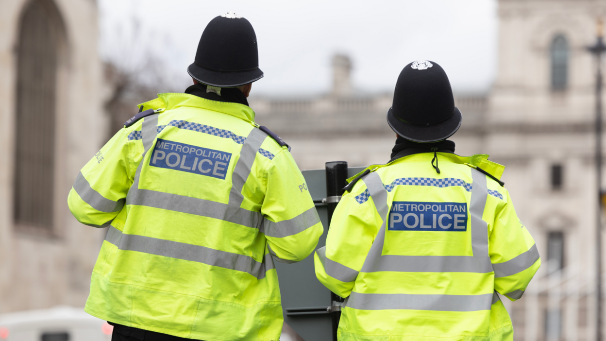 Dy oficerë policie të fotografuar në Westminster