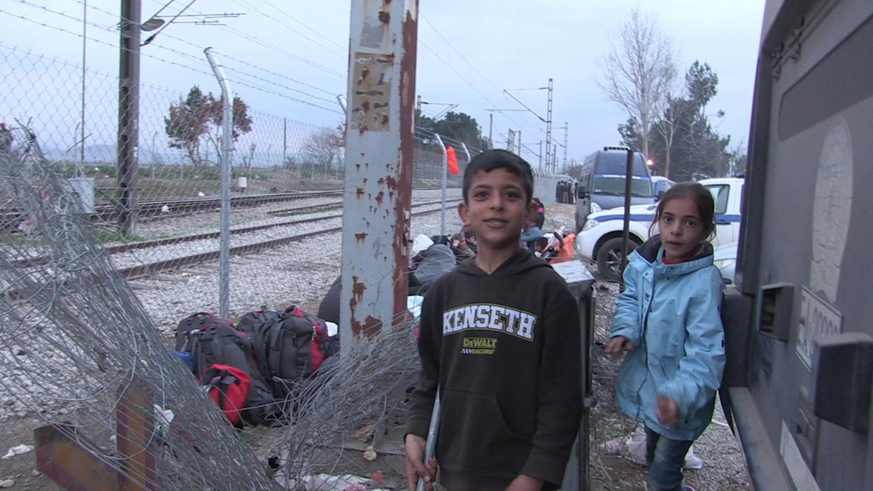 Kids at the Idomeni fence