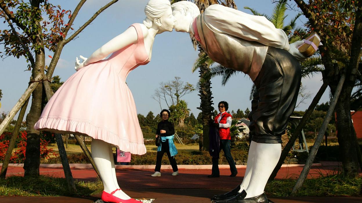 Love land kissing statues
