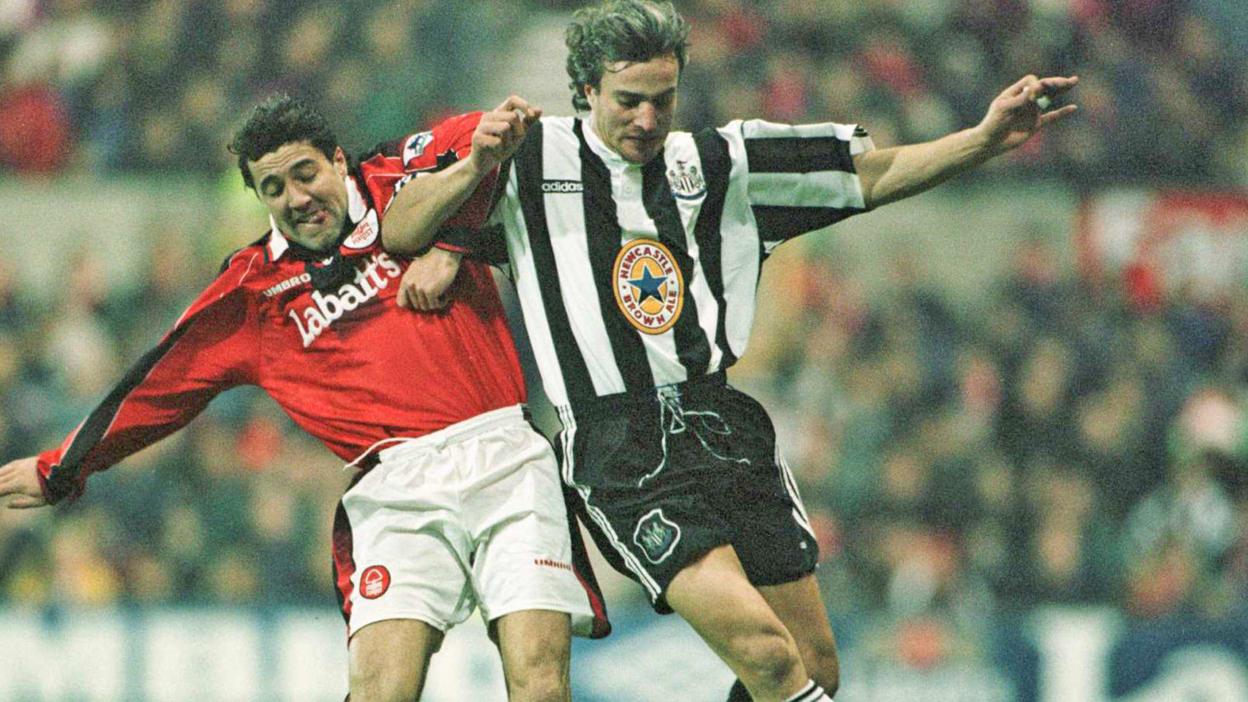David Ginola is challenged by Dean Saunders, Newcastle vs Nottingham Forest, 1996