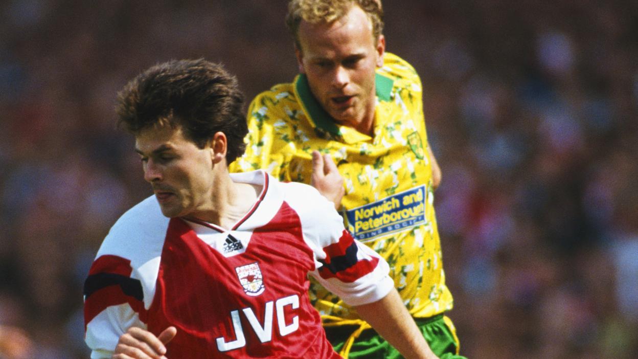 Jeremy goss challenges Anders Limpar, Arsenal v Norwich 1992