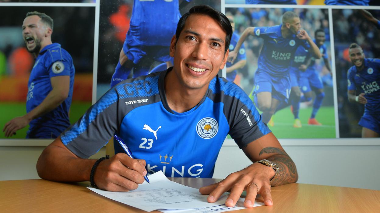 Leonardo Ulloa signs new contract for Leicester City, 2017