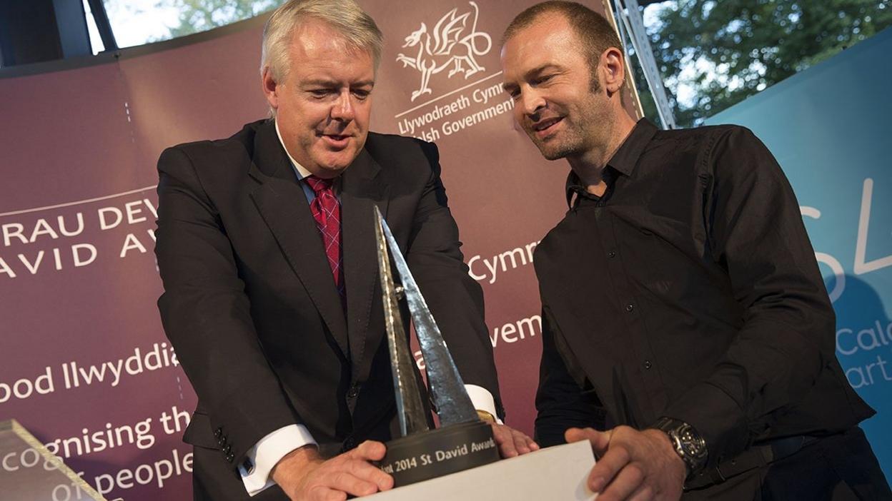 Carwyn Jones a Gideon Petersen gyda'r wobr