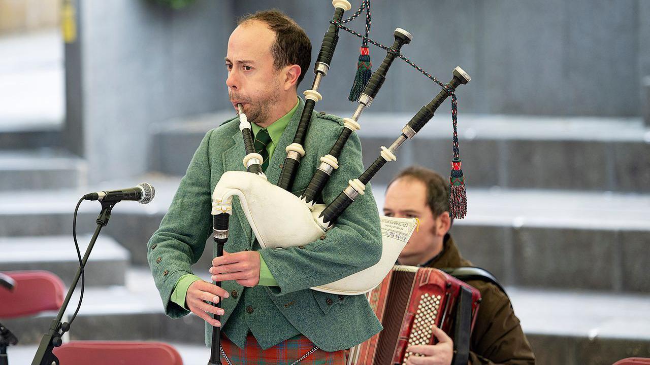 Calum MacColla a' seinn na pìoba