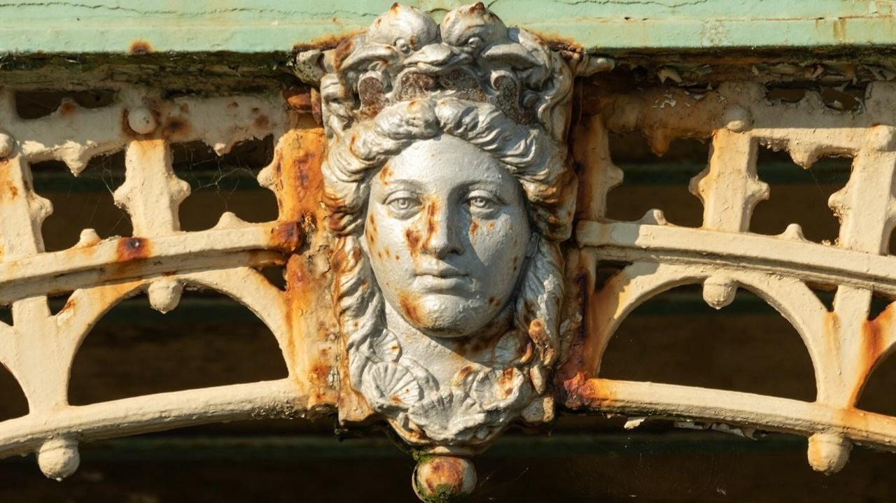 A close-up of the arches, showing Aphrodite's rusted head