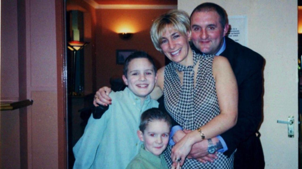 Steffan yn hogyn ifanc gyda'i deulu