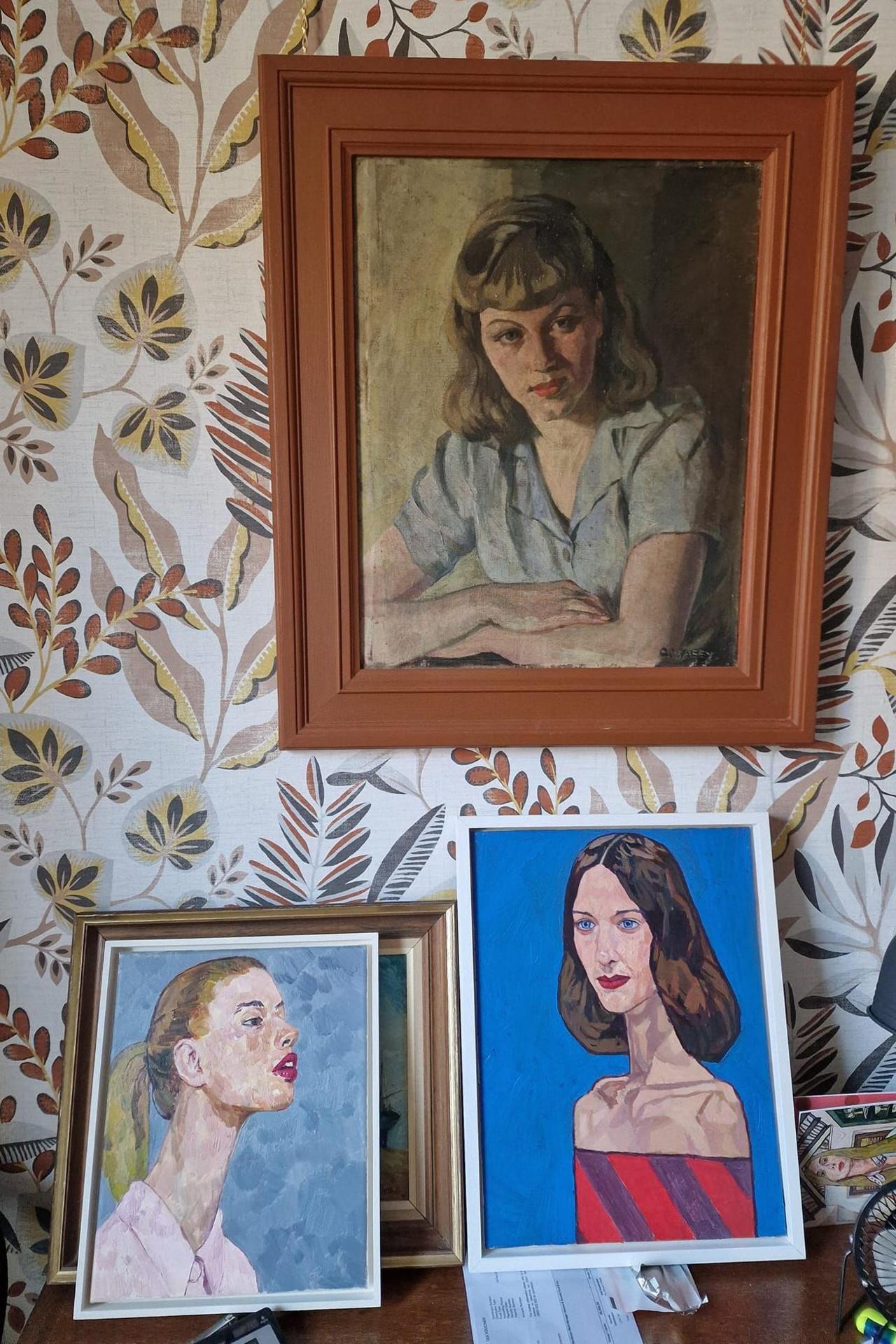 Tri phortread o ddynes