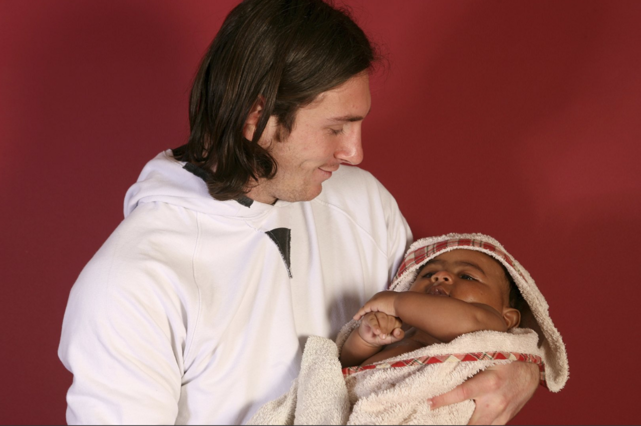 Lamine Yamal as a baby with Lionel Messi in 2007