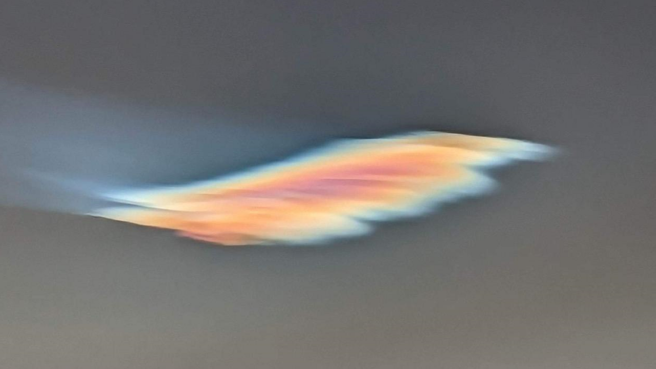 Iridescent colours in cloud