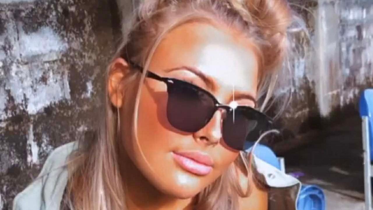 Chloe mewn sbectol haul 