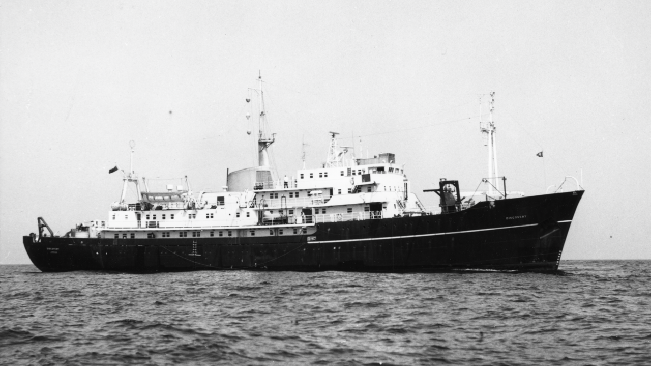 A black and white image of the Discovery sailing in the ocean.