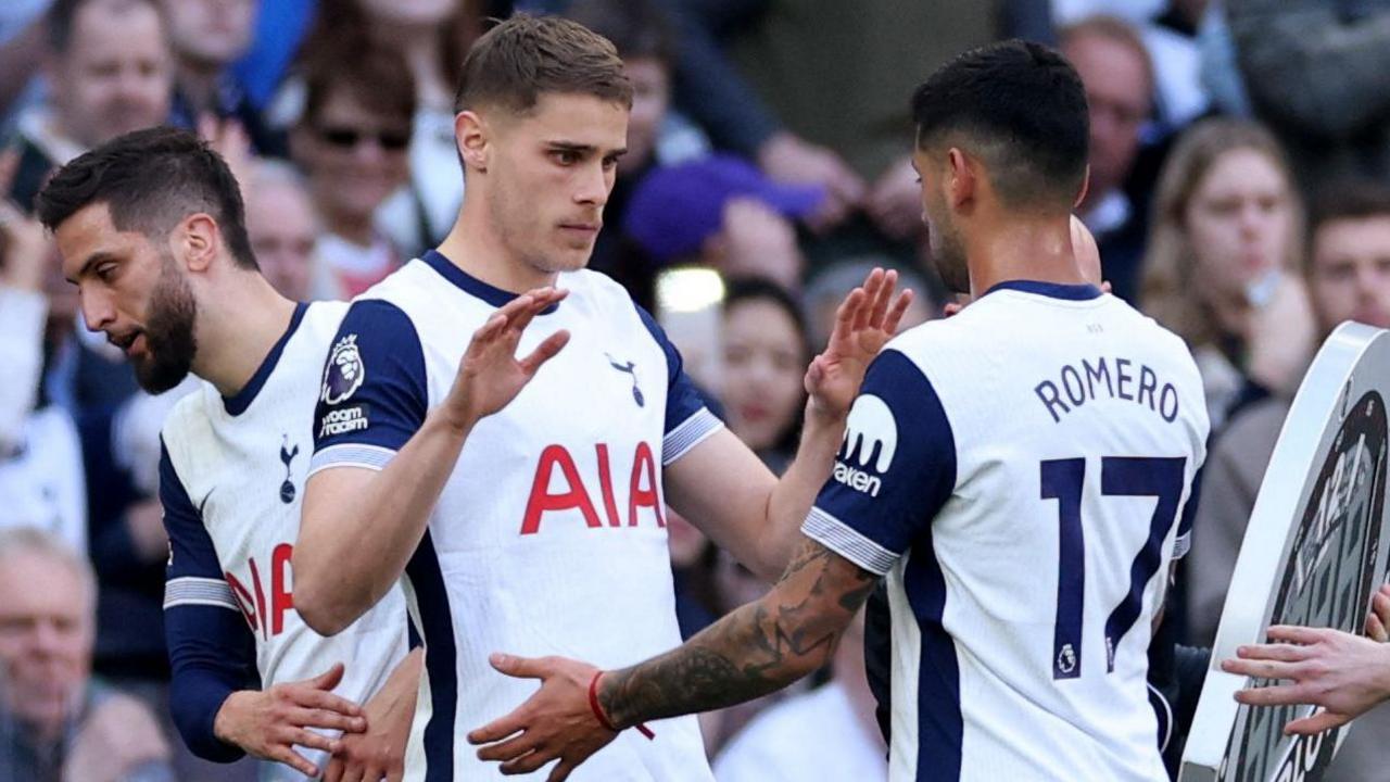 Micky van de Ven and Cristian Romero high-five 