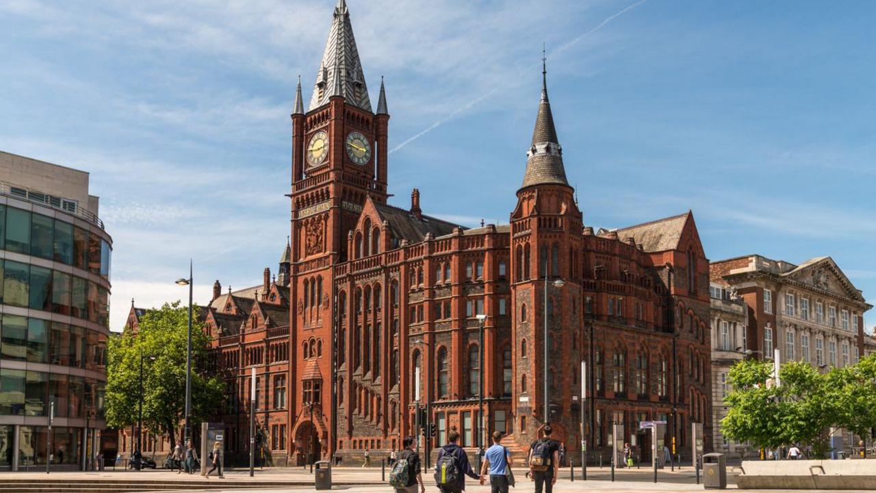 students walk past Victoria Gallery & Museum