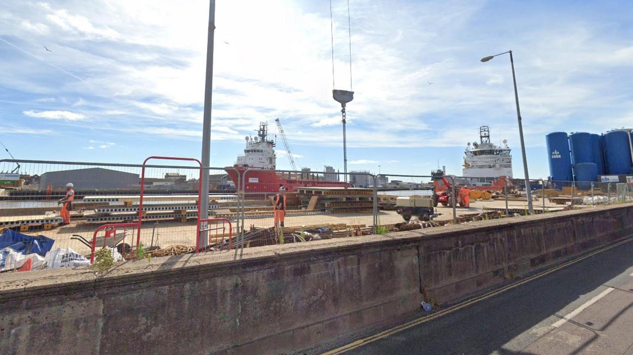 Construction workers building Third River crossing at Great Yarmouth