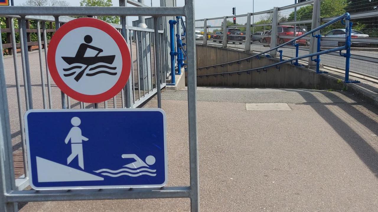 Another of the no rowing signs